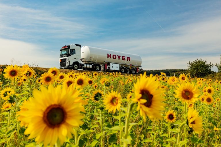 Road transportation with LNG tankers