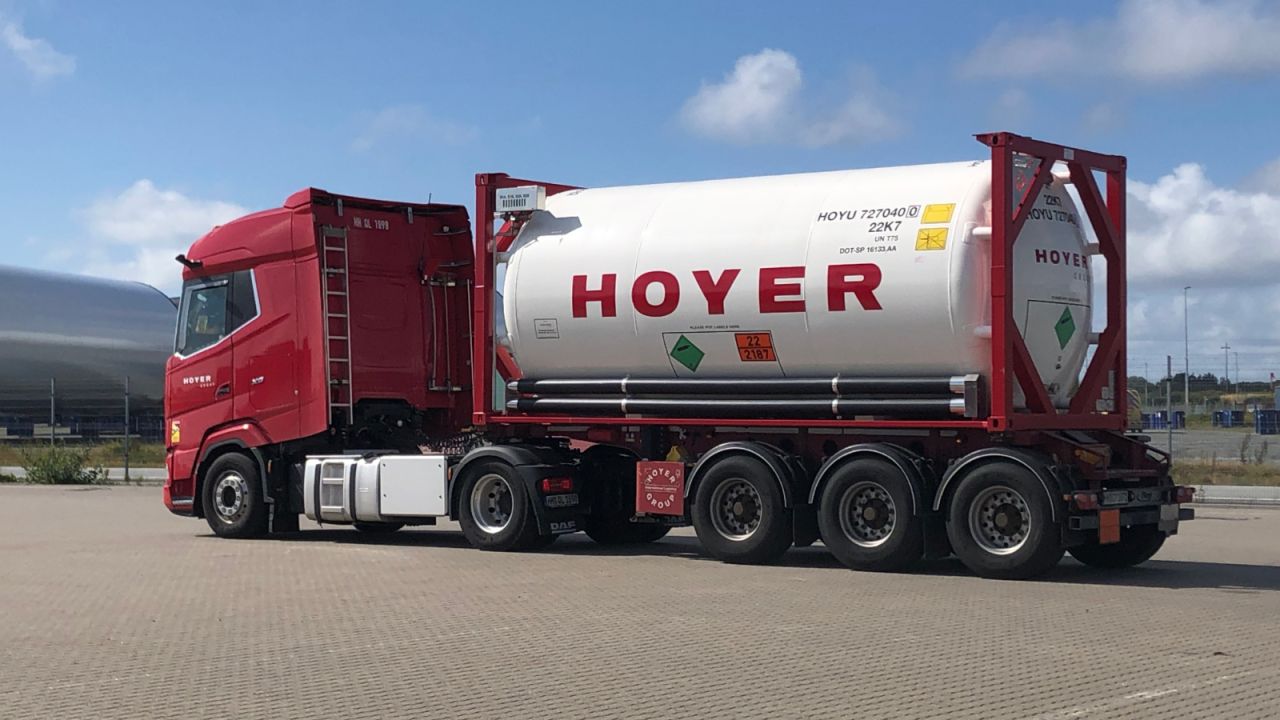 Hoyer delivery marks a first for carbon logistics in Europe